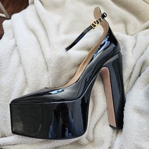 Valentino Garavani Tan-Go patent leather platform pumps size 38